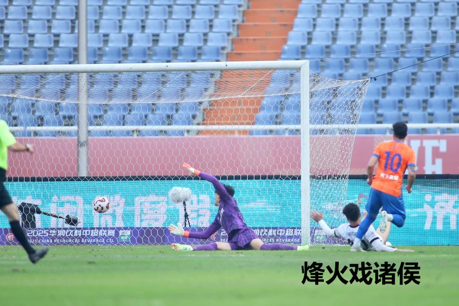 [图]卡扎伊什维利梅开二度 山东泰山礼服上海海港爱游戏体育