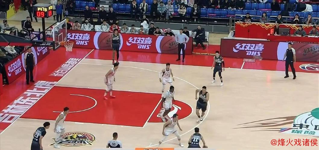 17年魔咒破除！青岛三分风暴击溃新疆，CBA黑马之夜震撼联赛格局