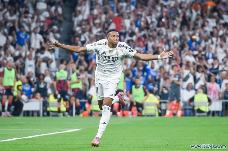 西超杯-亚马尔进球姆巴佩立功 巴萨5-2击败皇马捧杯